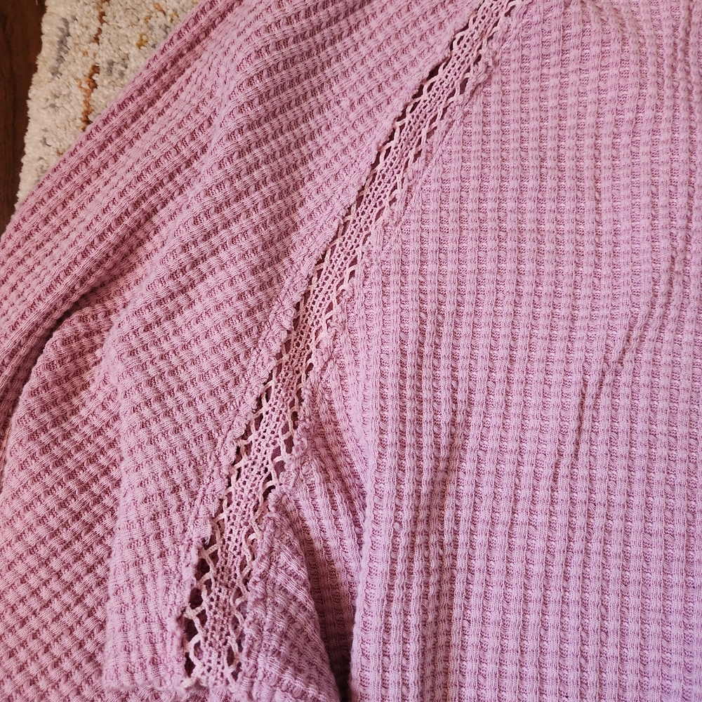 American Eagle This Feels Seriously Lived In Pink Waffle Knit V‑Neck Sweater - Picture 4 of 5